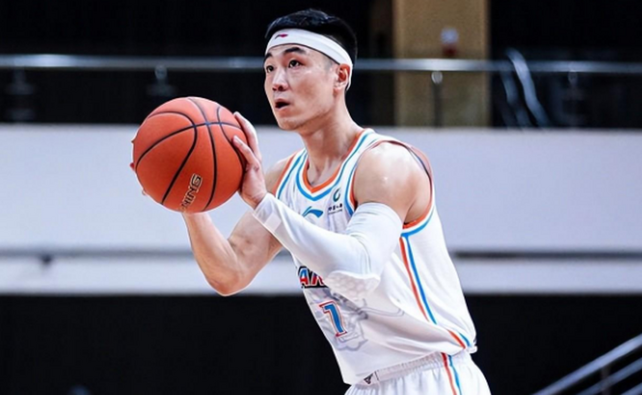 山东男篮卫冕冠军依然强势，战胜对手轻松