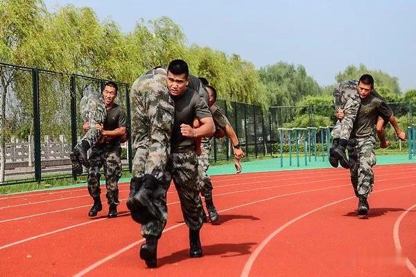 豪强在擂台上交锋，鏖战正酣的简单介绍