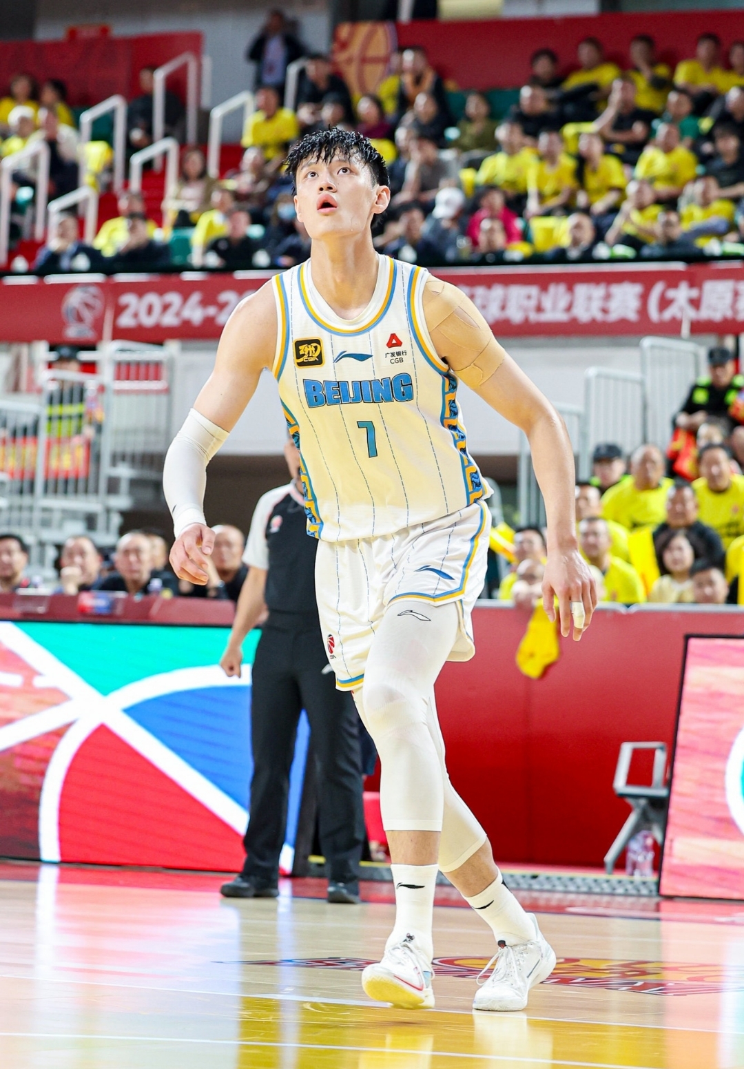 关于曾凡博因伤无缘亚洲杯，中国男篮：曾凡博返回俱乐部进行康复的信息