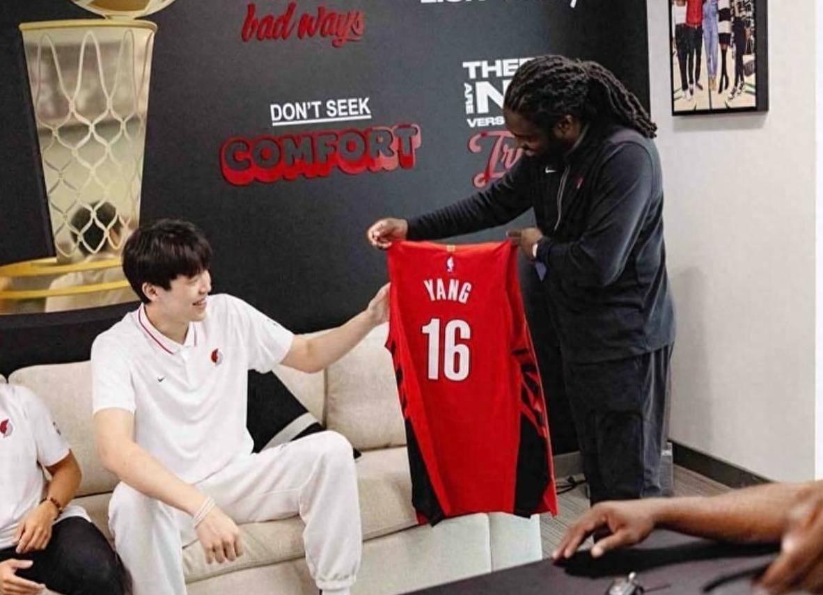 包含杨瀚森父母启程前往美国陪儿子参加NBA选秀大会的词条