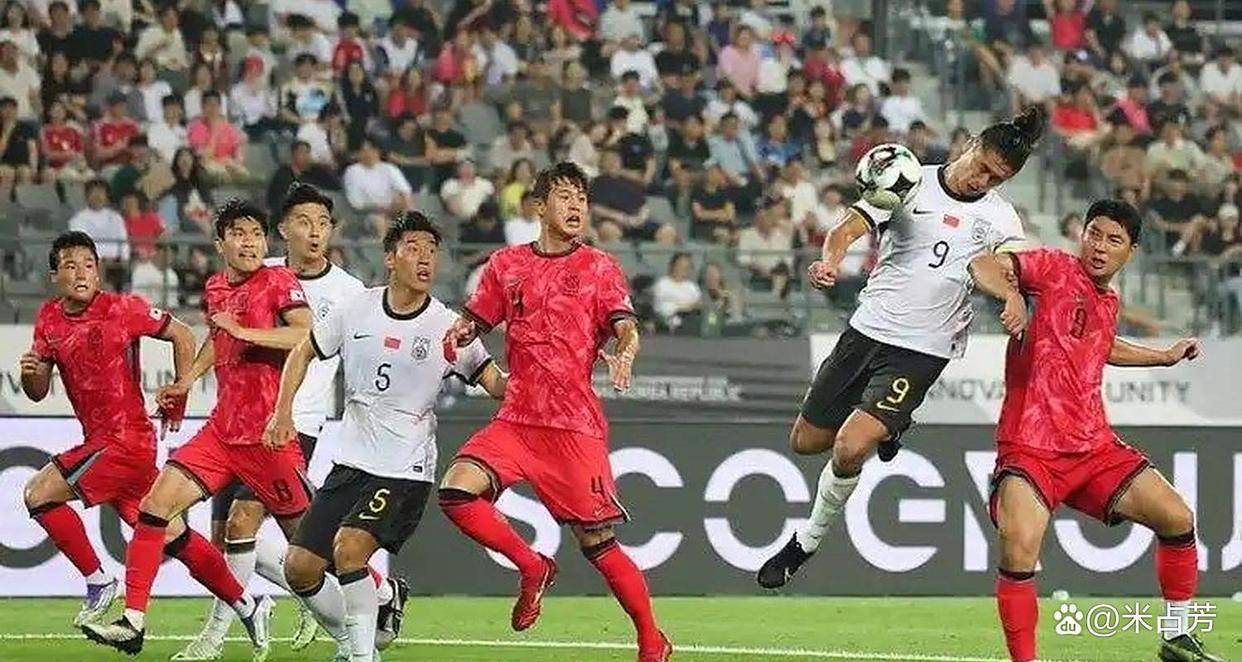 国足东亚杯首战出炉！重回双后腰战术，首发11人浮现